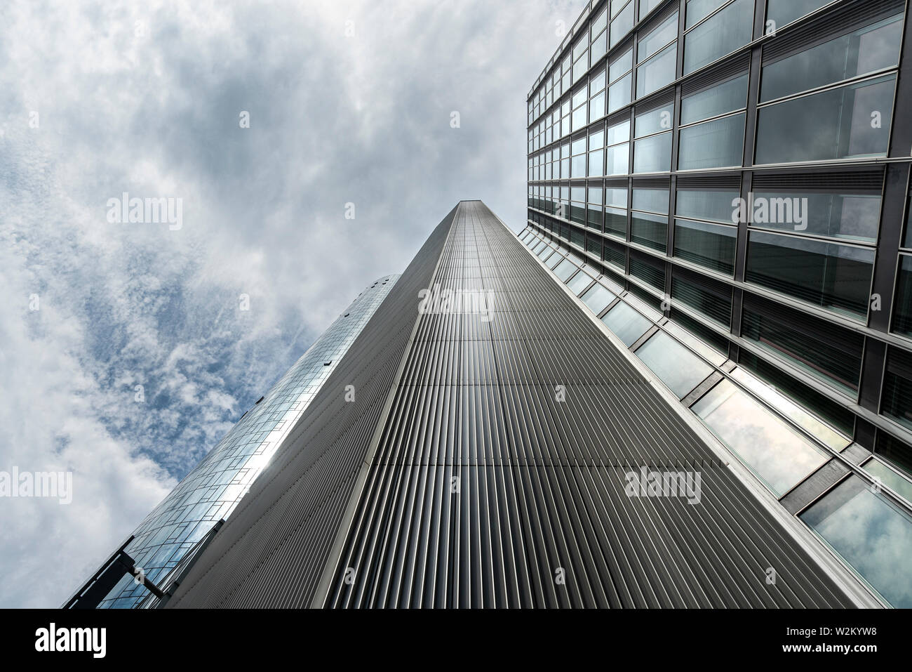 Frankfurt am Main, Deutschland. Juli 2019. moderne Hochhäuser im Bankenviertel von unten gesehen. Stockfoto