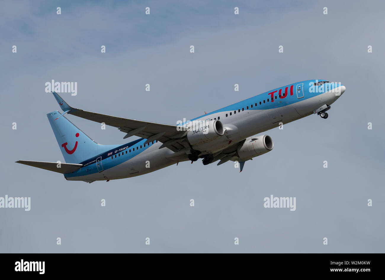 Der TUI-Boeing 737-800 zieht aus Manchester International Airport (nur redaktionelle Nutzung) Stockfoto