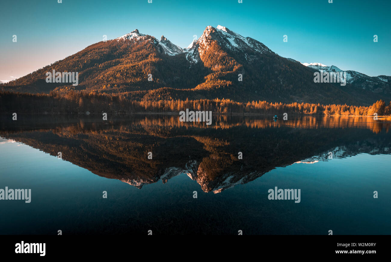 Fantastischer Sonnenaufgang am Hintersee. Schöne Szene von Bäumen auf einer Insel im Frühling in Berchtesgaden Deutschland Stockfoto