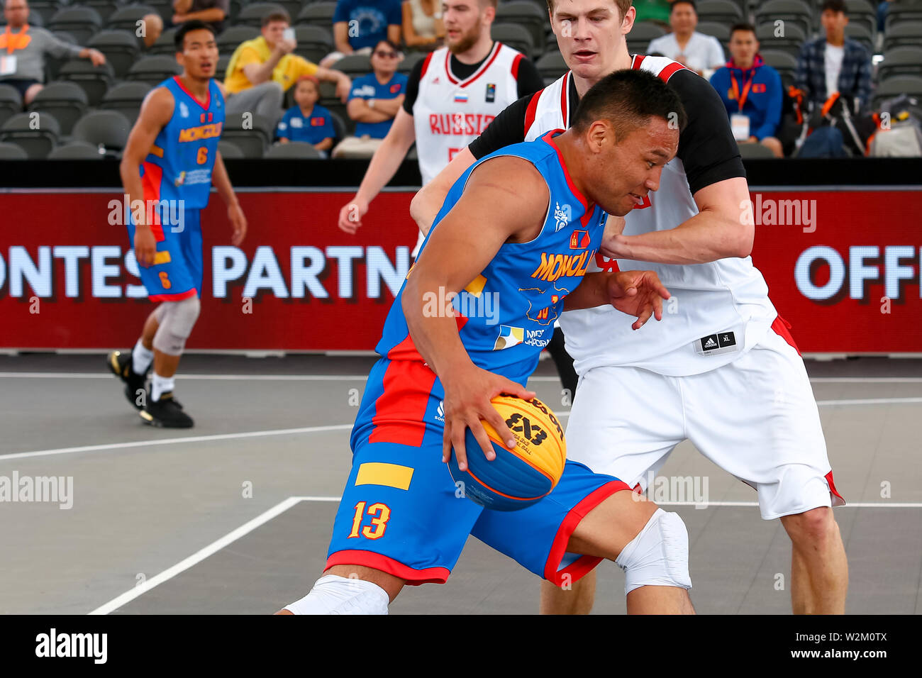 Amsterdam, Niederlande, 18. Juni 2019: Delgernyam Davaasambuu und Daniil Abramovskii in Aktion während der Basketball Spiel Russland vs der Mongolei. Stockfoto