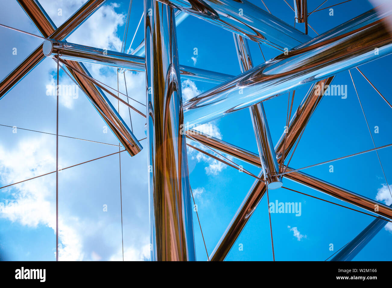 Blick in den Himmel durch eine Chrom Statue Stockfoto