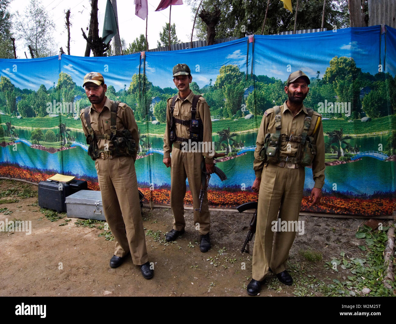 Indische Soldaten in Uri, Kaschmir, Indien. 27. Mai 2008. Bekannt für seine natürliche Schönheit, Kaschmir bezieht sich auf die indische verabreichten Bundesstaat Jammu und Kashmir bestehend aus dem Tal, Jammu und Kaschmir, Ladakh, die pakistanischen verwalteten Provinzen des nördlichen Gebieten und Azad Kaschmir und der chinesischen Region Aksai Chin verwaltet. Kaschmir ist der Schlüssel zu der Streit zwischen Indien und Pakistan seit ihrer Unabhängigkeit von den Briten in 1947 gewesen. Jedes Land Ansprüche Kaschmir als Teil seines Territoriums. Seit 1989 der Streit um Kaschmir hat einen heftigen Drehen im Tal; der Kaschmir Stockfoto