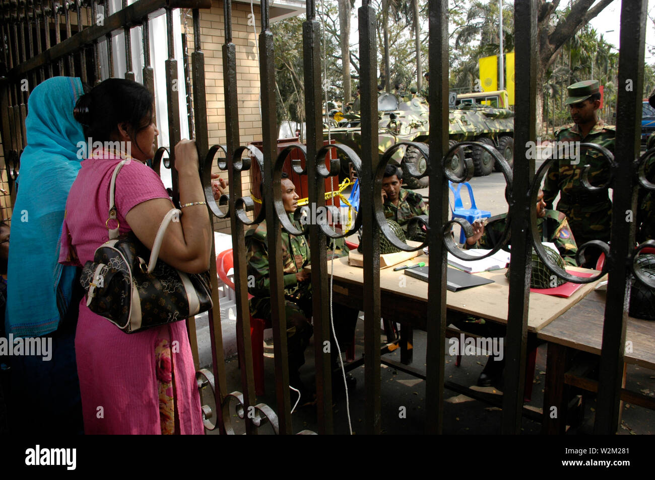 Als der rebellische BDA Soldaten übergab gestern Abend, die Verwandten und Familien der verlorenen Offiziere der Armee am Tor der BDA Hauptquartier versammelt, um das Schicksal ihrer Lieben zu kennen. Pilkhana, Dhaka, Bangladesch. 27. Februar 2009. Eine Meuterei von Bangladesch Gewehre, BDA, Soldaten brachen in ihren Hauptsitz in Pilkhana, am Morgen des 25. Februar 2009, der in beinahe ein Kriegsgebiet. Mehrere tausend Schüsse wurden von Maschinengewehren beschossen, töten rund 60 Offiziere in der Armee, in der BDA Pilkhana Sitz und mehrere Zivilisten in der Nähe der Gegend. Stockfoto