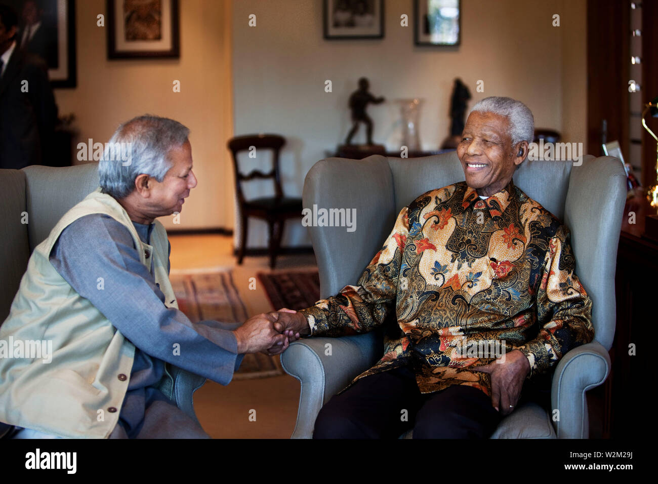 Bangladeshi Friedensnobelpreisträger Prof. Muhammad Yunus präsentiert Bücher über Grameen Bank zu Nelson Mandela, ehemaliger Präsident von Südafrika, der Führer der African National Congress (ANC) und ein Gefährte Friedensnobelpreis Empfängers an der Nelson Mandela Stiftung in Johannesburg. Die beiden kamen zusammen, um anlässlich der Siebten Nelson Mandela jährliche Vortrag, wo Prof. Yunus war eine Rede zu halten. Nelson Mandela, als Madiba in seiner Heimat bekannt, wird 91 Jahre alt Am 18. Juli dieses Jahres. Johannesburg, Südafrika. Juli 10, 2009. Stockfoto