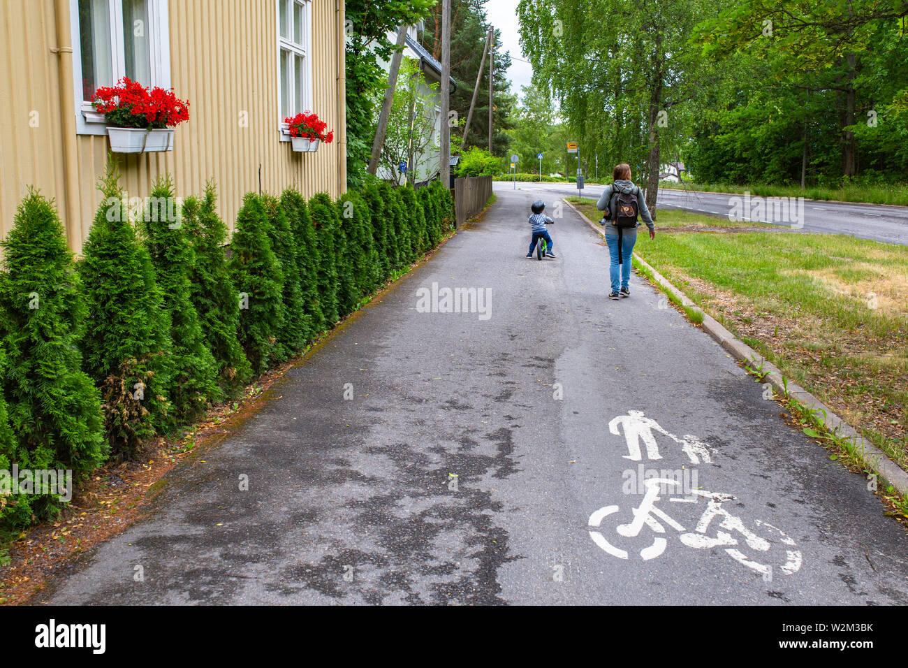 Eine Mutter und Kind gehen Sie eine der zahlreichen Fahrrad- und Fußgänger in Turku und anderen Städten in Finnland. Stockfoto