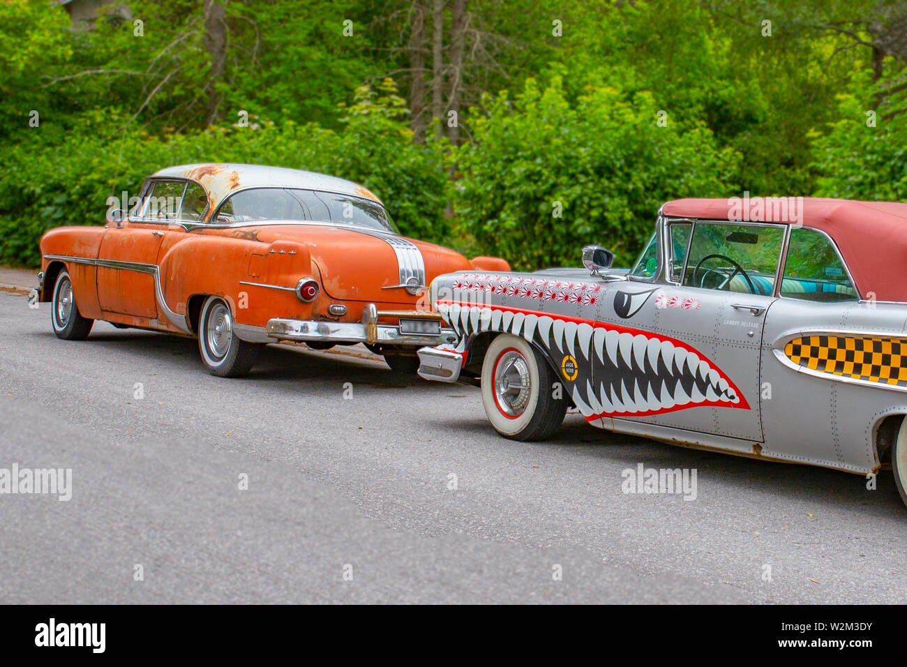 Turku, Finnland - 02 Juli, 2018: ca. 1954 Pontiac Chieftan und ca. 1958 Edsel Pacer Cabrio wie ein WWII ära Kampfflugzeug gemalt. Stockfoto