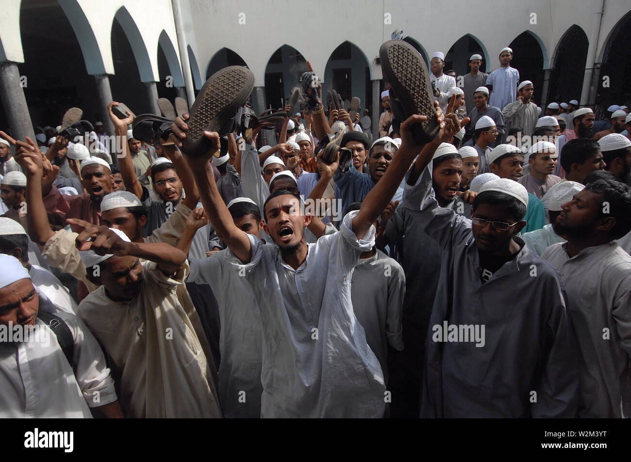 Wütender Protest der islamischen Aktivisten auf die Frage der 'Frauenpolitik', bei Baitul Mukarram Mosque, in Dhaka, Bangladesh. Eine besondere Bestimmung der Frauen Politik sagt, daß Söhne und Töchter innewohnende Eigenschaft werden die Eltern gleichermaßen, aber die Konservativen und die Fundamentalisten in Bangladesch protestieren sie und sprach: diese Bestimmung nicht mit der Art und Weise des Al-Quran, dem heiligen Buch erfüllen. 11. April 2008. Stockfoto