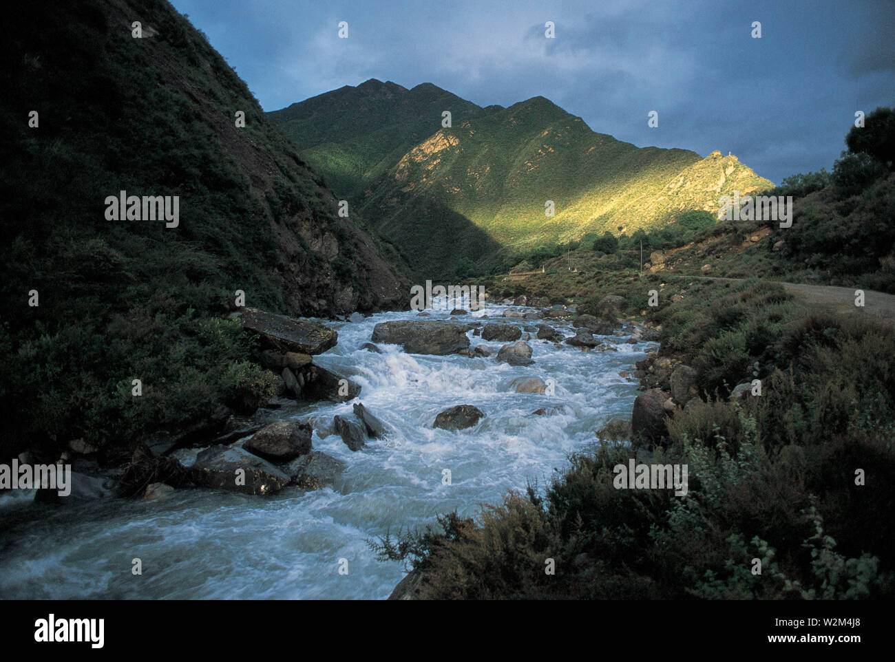 Die schnell fließenden Gewässern in einem der Bäche des Yarlung Tsang Bo", den Luftreiniger', der lokale Name des Brahmaputra, in der Route von Kathmandu nach Lhasa. Nepal. Stockfoto