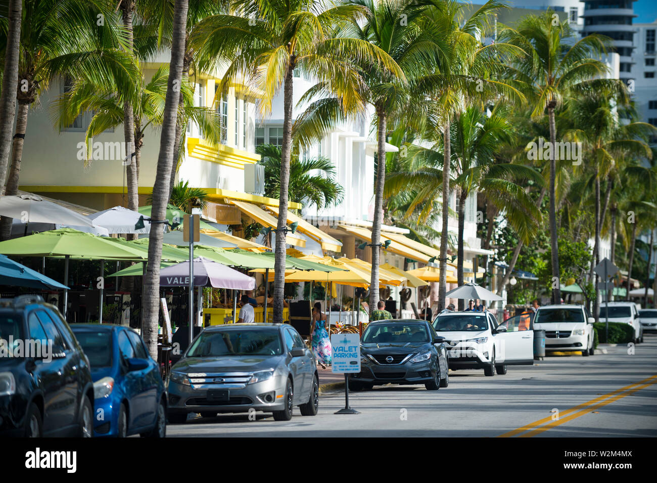 MIAMI - JULI, 2018: eine Reihe von geparkten Autos line Ocean Drive, den beliebten Unterhaltungsviertel berühmt für seine Art Deco Architektur und Palmen. Stockfoto
