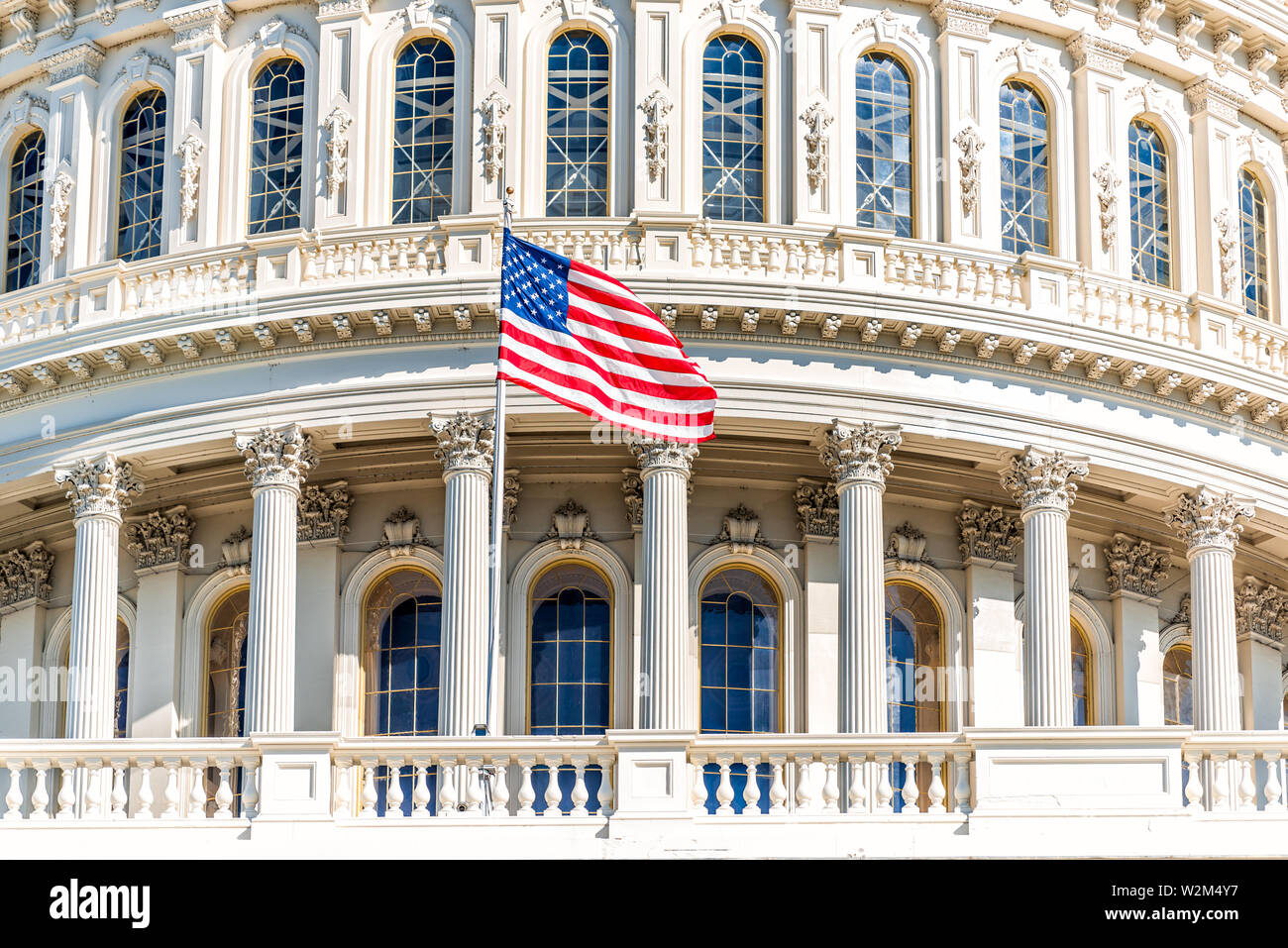 US-Kongress Kuppel mit amerikanischer Flagge in Washington DC winken auf dem Capitol Hill National Mall closeup Stockfoto