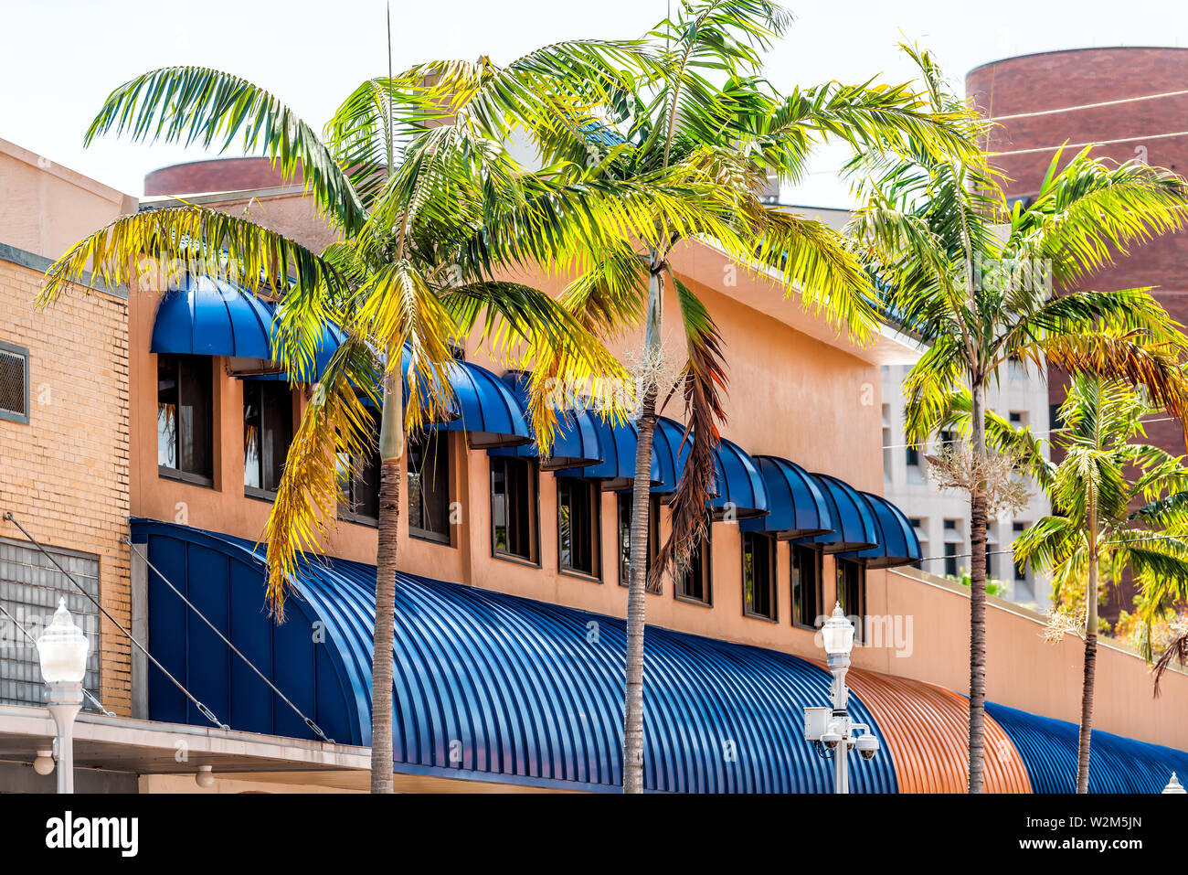 Fort Myers Stadt Stadt während der sonnigen Tag in Florida Golf von Mexiko Küste Shopping Restaurants und Nahaufnahme des Spanischen blau Architektur Stockfoto