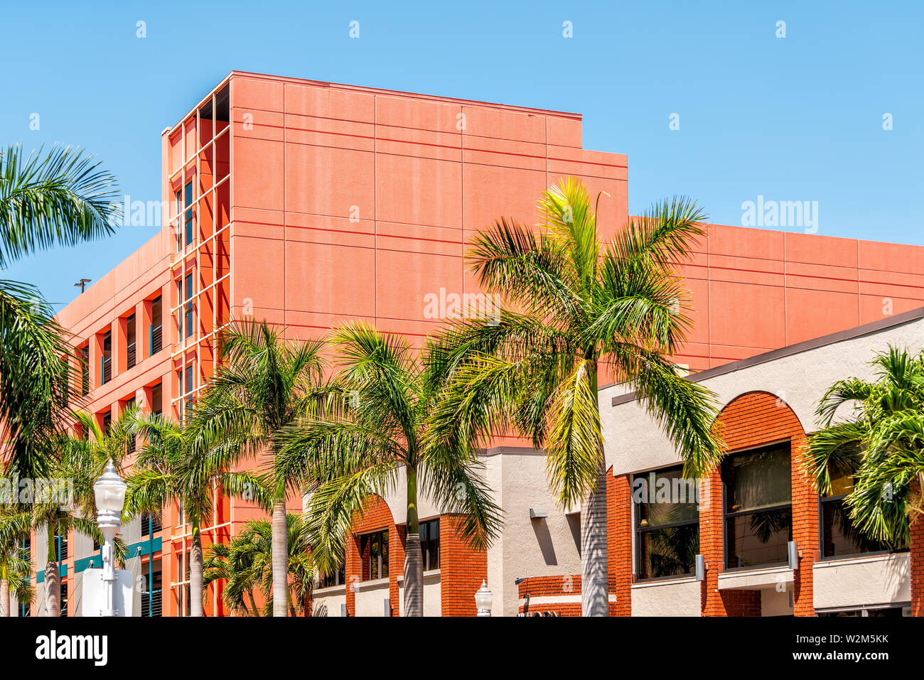 Fort Myers City während der sonnigen Tag in Florida Golf von Mexiko Küste Shopping Restaurants und Nahaufnahme des Spanischen orange Architektur Stockfoto