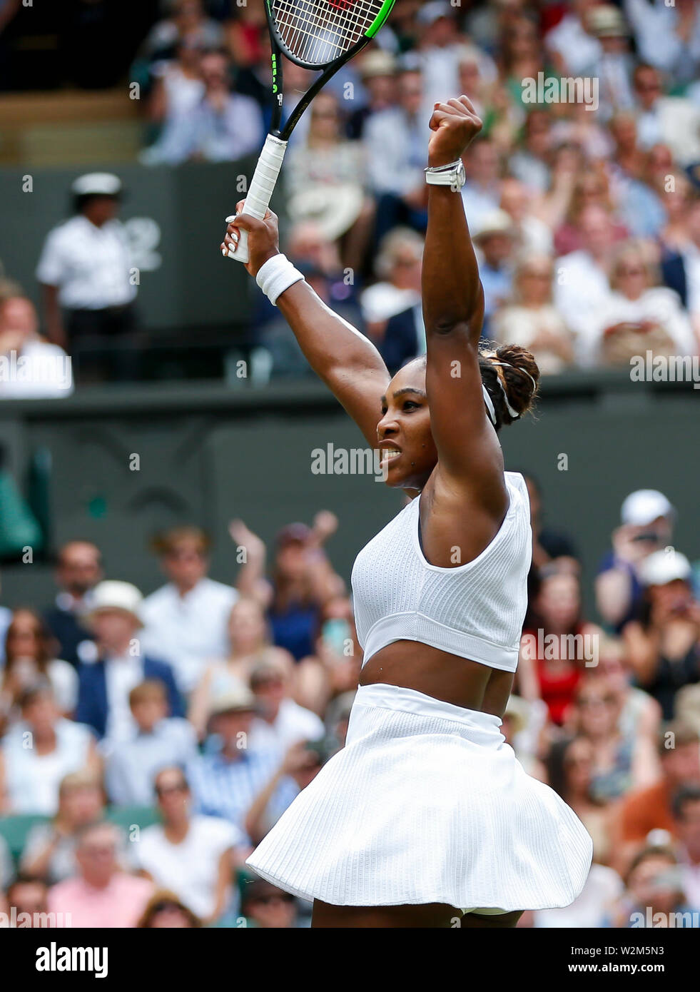 London, Großbritannien. 9. Juli 2019. Serena Williams aus den Vereinigten Staaten feiert nach der Frauen singles Viertelfinalegleichen mit ihrer Landsmännin Alison Riske am 2019 Wimbledon Tennis Championships in London, Großbritannien, am 9. Juli 2019. Credit: Han Yan/Xinhua/Alamy leben Nachrichten Stockfoto