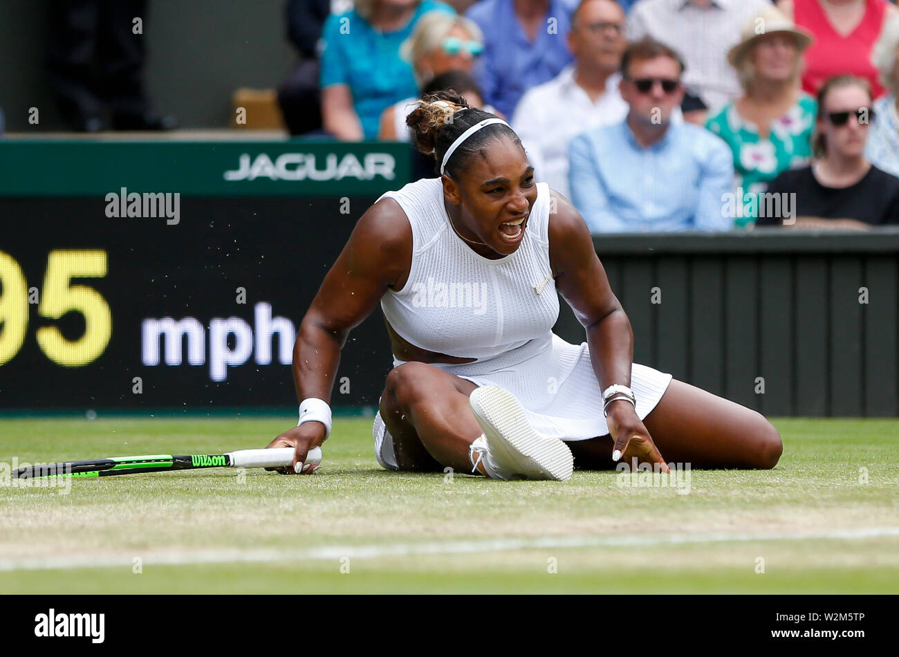 London, Großbritannien. 9. Juli 2019. Serena Williams aus den USA konkurriert während der Frauen singles Viertelfinalegleichen mit ihrer Landsmännin Alison Riske am 2019 Wimbledon Tennis Championships in London, Großbritannien, am 9. Juli 2019. Credit: Han Yan/Xinhua/Alamy leben Nachrichten Stockfoto