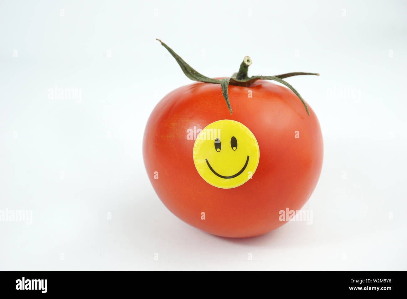 Frische Lebensmittel, braunes Ei, Knoblauch, rote Tomaten, Mandeln gesunde Smiley Happy Face Serie auf weißem Hintergrund Stockfoto