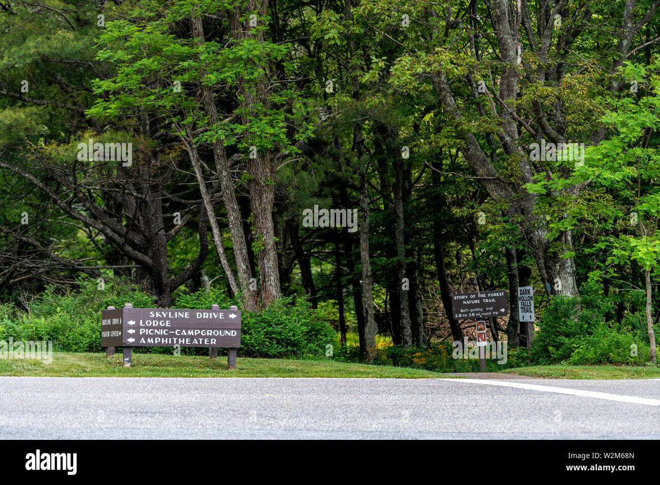 Straße mit Zeichen in Shenandoah Blue Ridge Appalachian mountains Auf dem Skyline Drive für Lodge, Picknick campground Amphitheater Besucherzentrum und Wanderwege Stockfoto