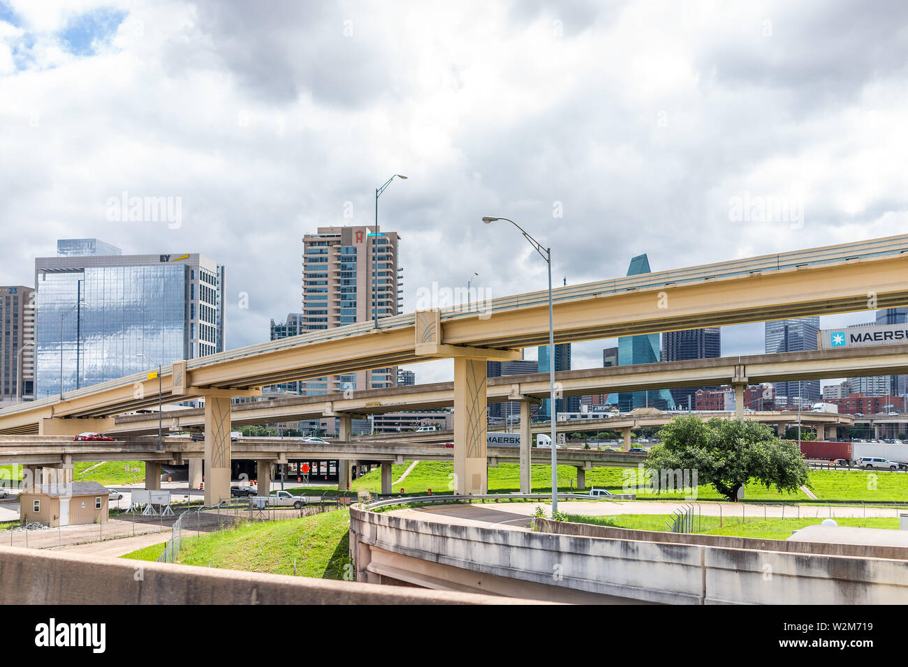 Dallas, USA - Juni 7, 2019: Downtown erhöhte Straße Autobahn in der Stadt im Sommer mit den Woodall Rodgers Freeway und Verkehr mit Stadtbild Stockfoto