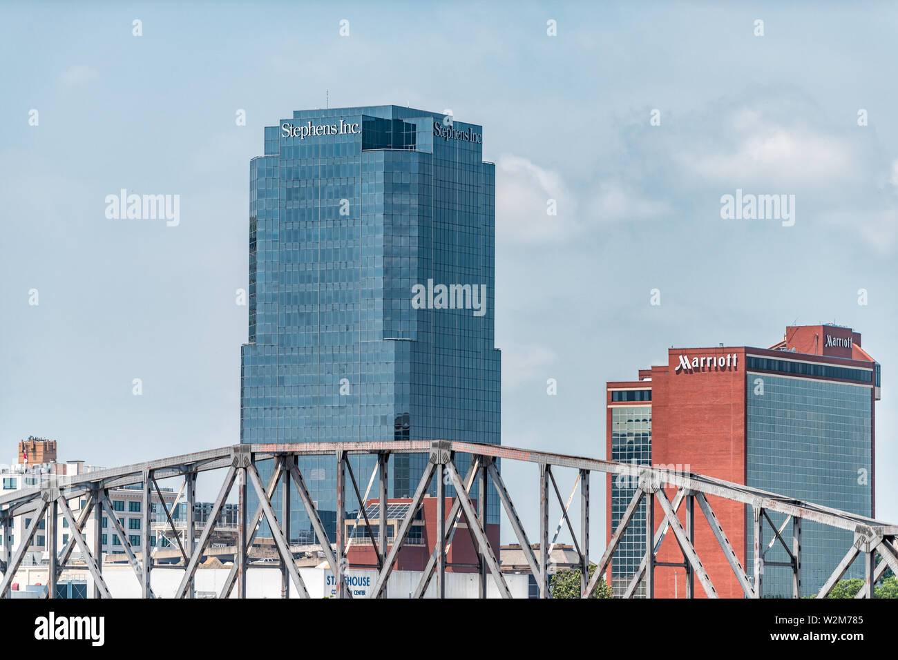 Little Rock, USA - Juni 4, 2019: Hauptstadt in Arkansas Stadtbild mit Brücke und Zeichen für Unternehmen Unternehmen und Hotel für Marriott und Stephens Inc. Stockfoto