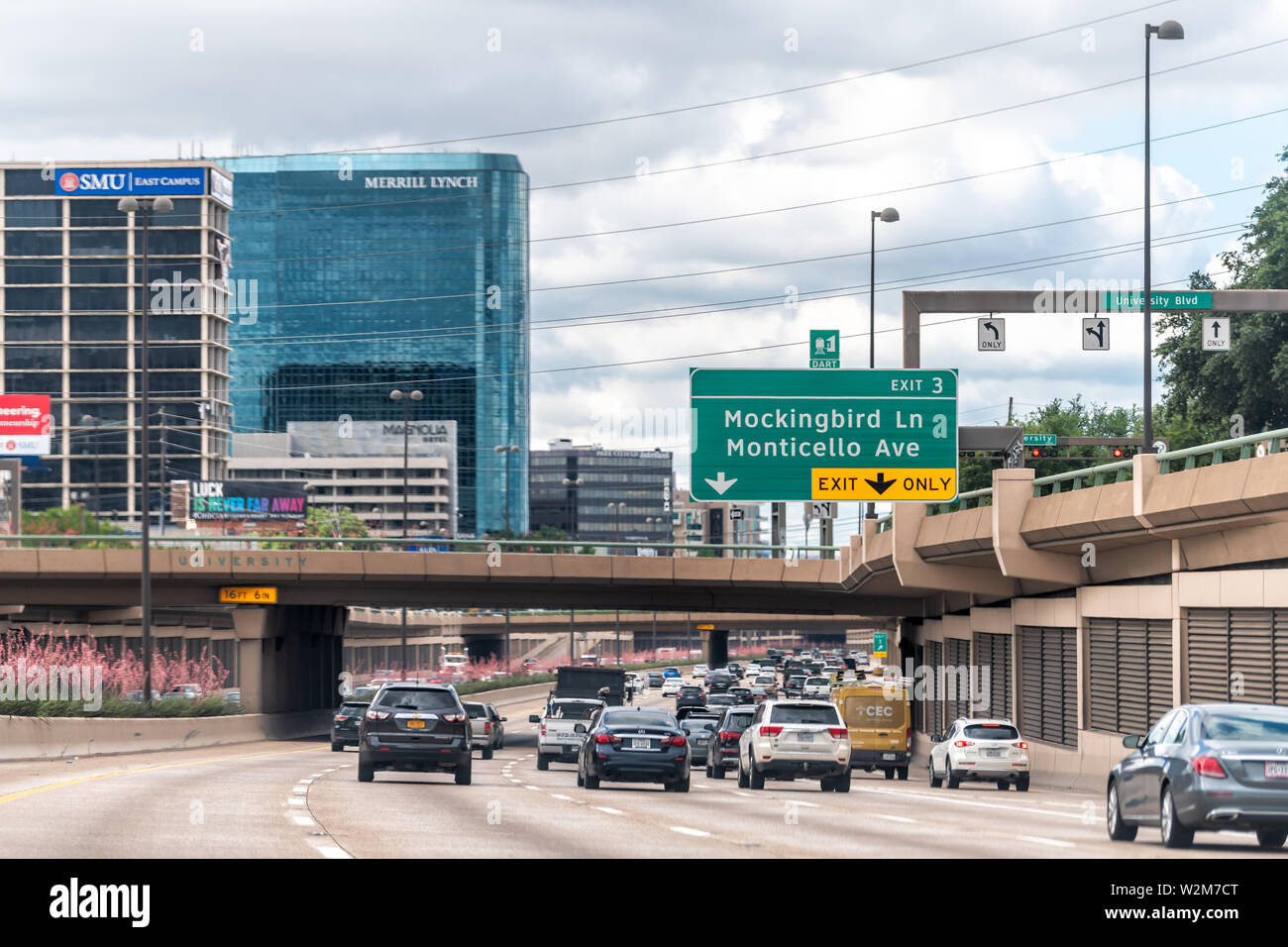 Dallas, USA - Juni 7, 2019: Highway 75 in der Stadt im Sommer mit Autos im Verkehr mit Anzeichen für Smy und Merrill Lynch, und nehmen Sie die Ausfahrt Downtown Stockfoto