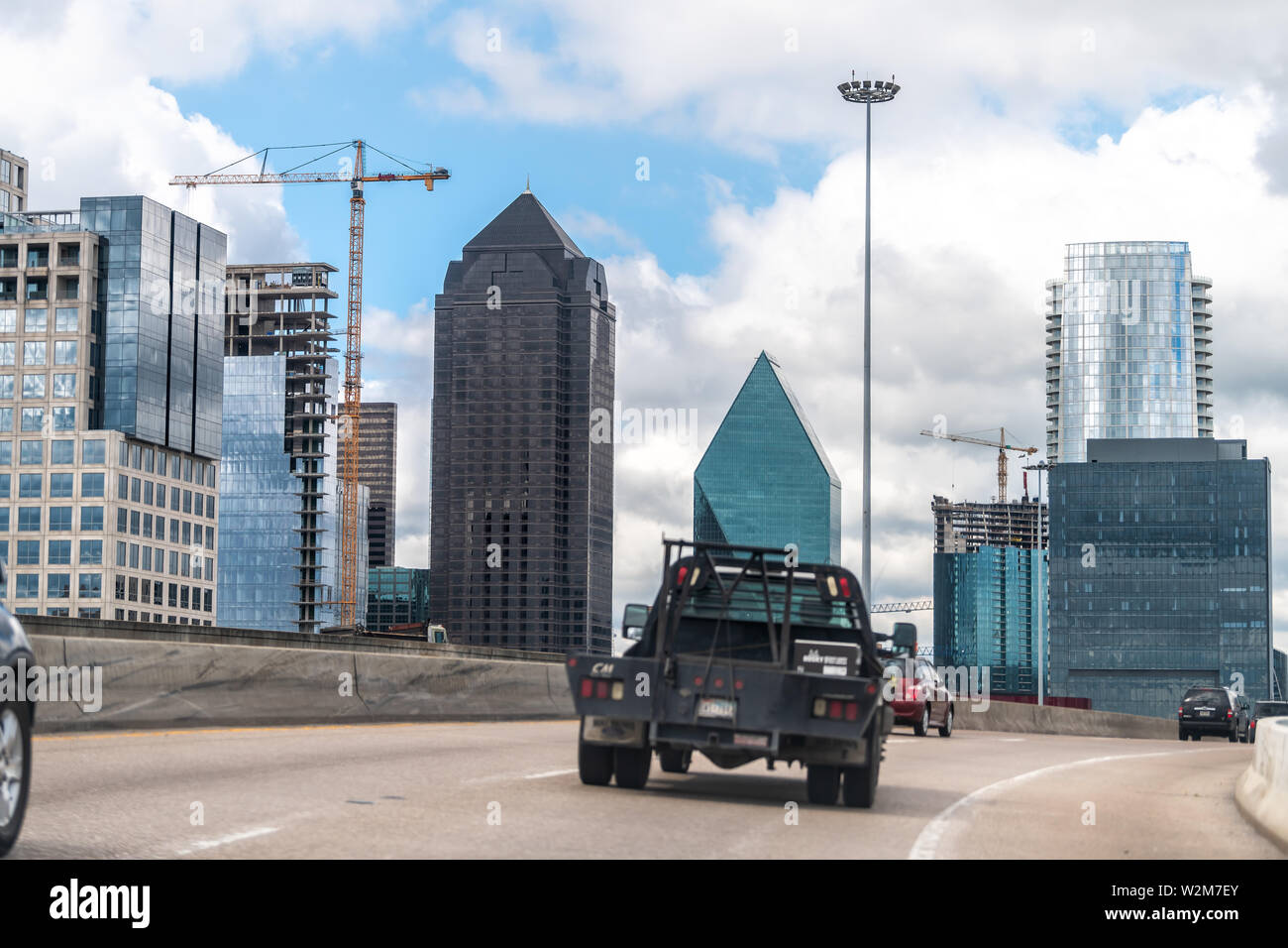 Dallas, USA - Juni 7, 2019: erhöhte Straße Autobahn in Downtown City mit den Woodall Rodgers Freeway und Verkehr mit stadtbild Bau Stockfoto