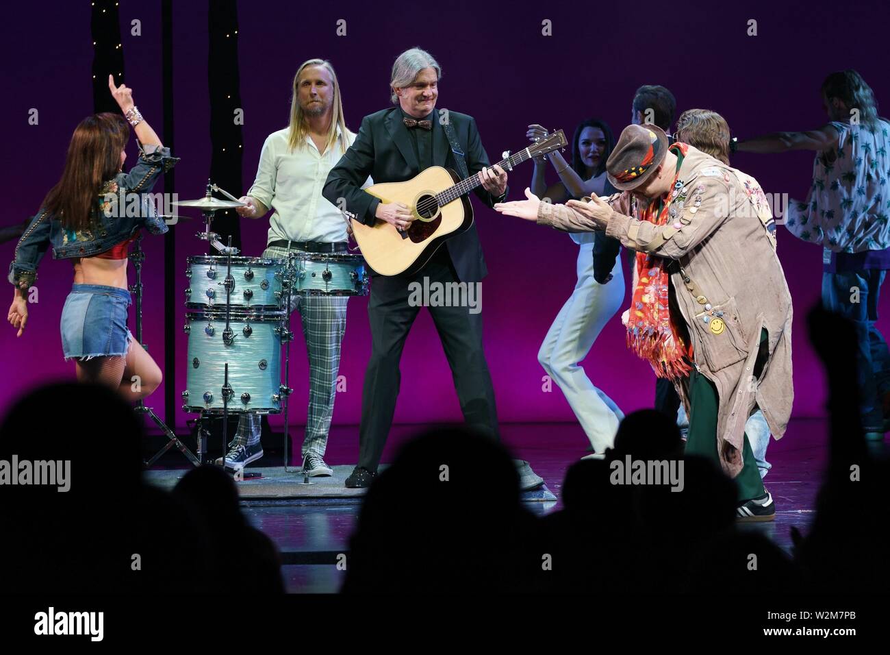 New York, NY, USA. 9. Juli 2019. Alex Orbison, Wesley Orbison auf der Bühne für Roy Orbison's Söhne Führen die OH, Pretty Woman am Broadway für eine Nacht nur mit hübschen Frau: Die musikalische Besetzung, Nederlander Theatre, New York, NY Juli 9, 2019. Credit: Jason Smith/Everett Collection/Alamy leben Nachrichten Stockfoto