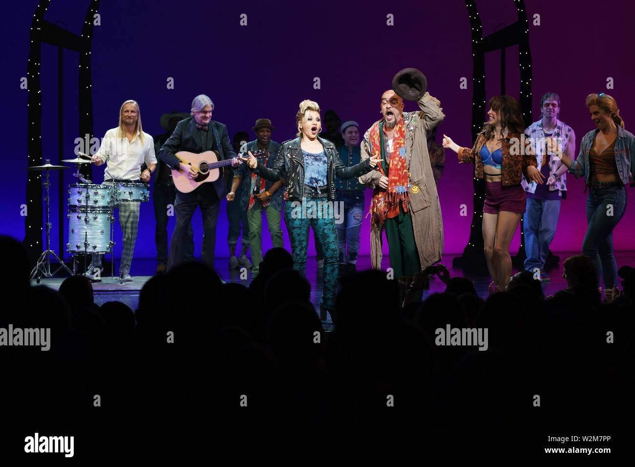 New York, NY, USA. 9. Juli 2019. Alex Orbison, Wesley Orbison, Orfeh auf der Bühne für Roy Orbison's Söhne Führen die OH, Pretty Woman am Broadway für eine Nacht nur mit hübschen Frau: Die musikalische Besetzung, Nederlander Theatre, New York, NY Juli 9, 2019. Credit: Jason Smith/Everett Collection/Alamy leben Nachrichten Stockfoto