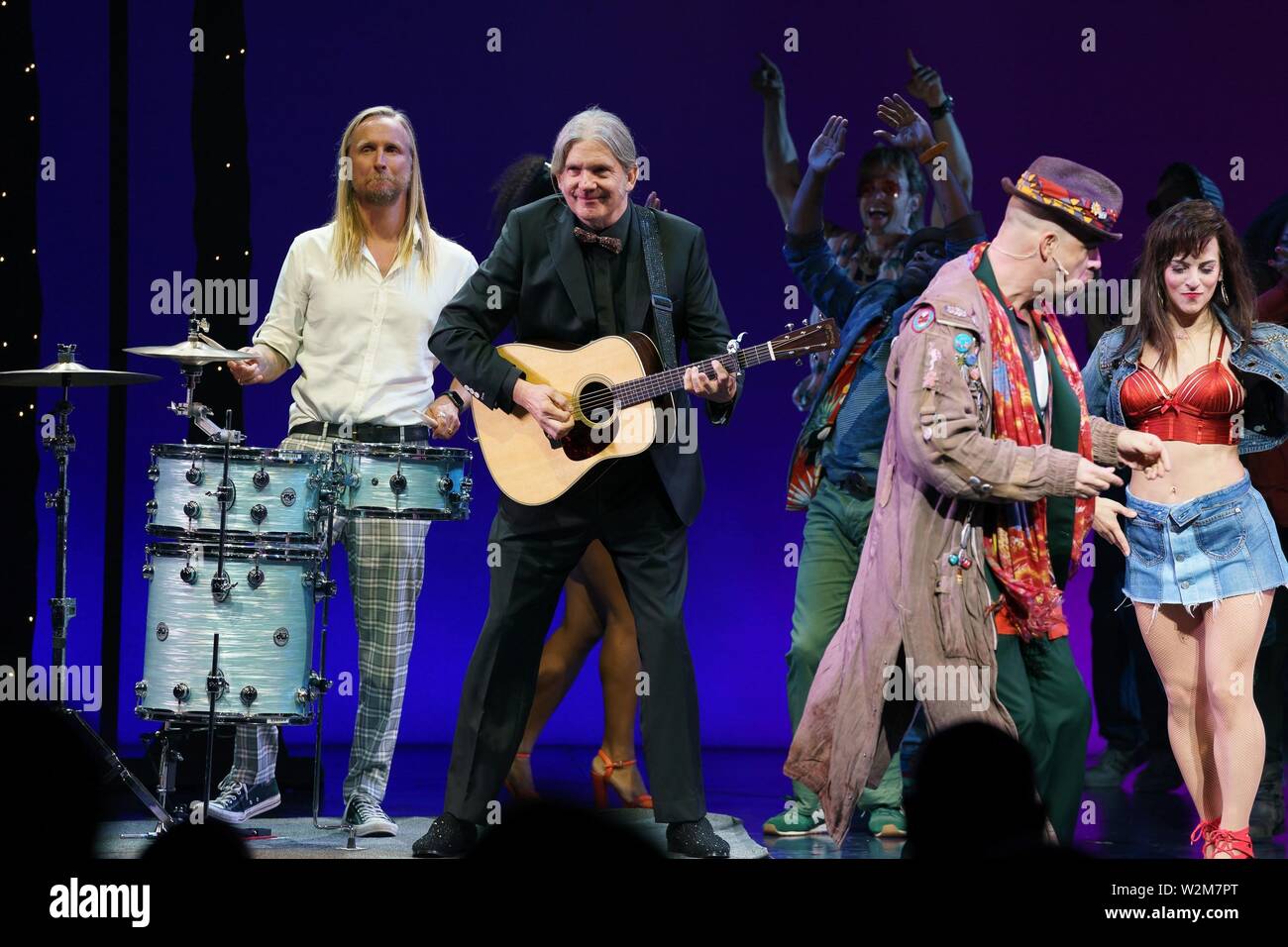 New York, NY, USA. 9. Juli 2019. Alex Orbison, Wesley Orbison auf der Bühne für Roy Orbison's Söhne Führen die OH, Pretty Woman am Broadway für eine Nacht nur mit hübschen Frau: Die musikalische Besetzung, Nederlander Theatre, New York, NY Juli 9, 2019. Credit: Jason Smith/Everett Collection/Alamy leben Nachrichten Stockfoto