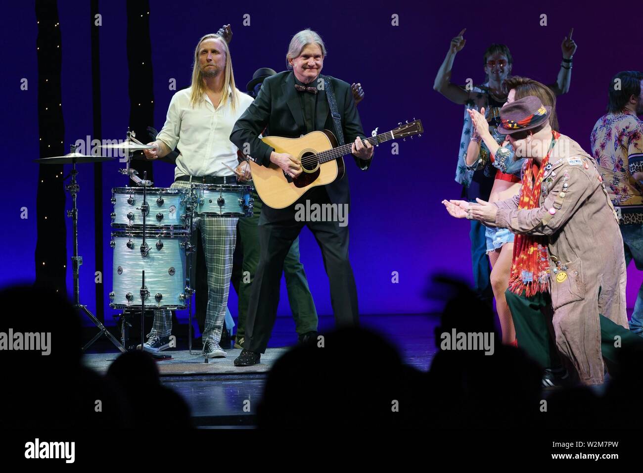 New York, NY, USA. 9. Juli 2019. Alex Orbison, Wesley Orbison auf der Bühne für Roy Orbison's Söhne Führen die OH, Pretty Woman am Broadway für eine Nacht nur mit hübschen Frau: Die musikalische Besetzung, Nederlander Theatre, New York, NY Juli 9, 2019. Credit: Jason Smith/Everett Collection/Alamy leben Nachrichten Stockfoto