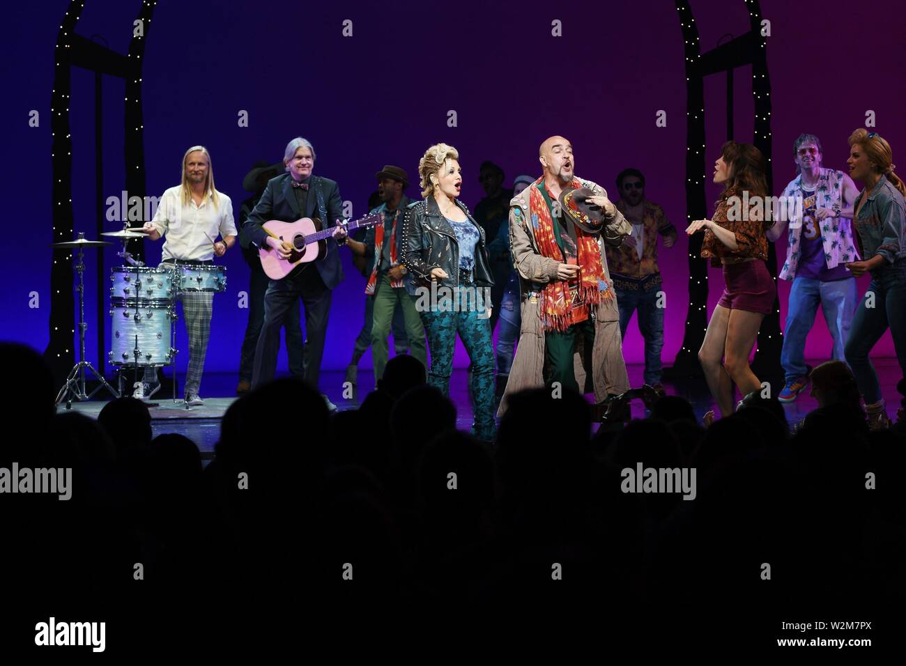 New York, NY, USA. 9. Juli 2019. Alex Orbison, Wesley Orbison, Orfeh auf der Bühne für Roy Orbison's Söhne Führen die OH, Pretty Woman am Broadway für eine Nacht nur mit hübschen Frau: Die musikalische Besetzung, Nederlander Theatre, New York, NY Juli 9, 2019. Credit: Jason Smith/Everett Collection/Alamy leben Nachrichten Stockfoto