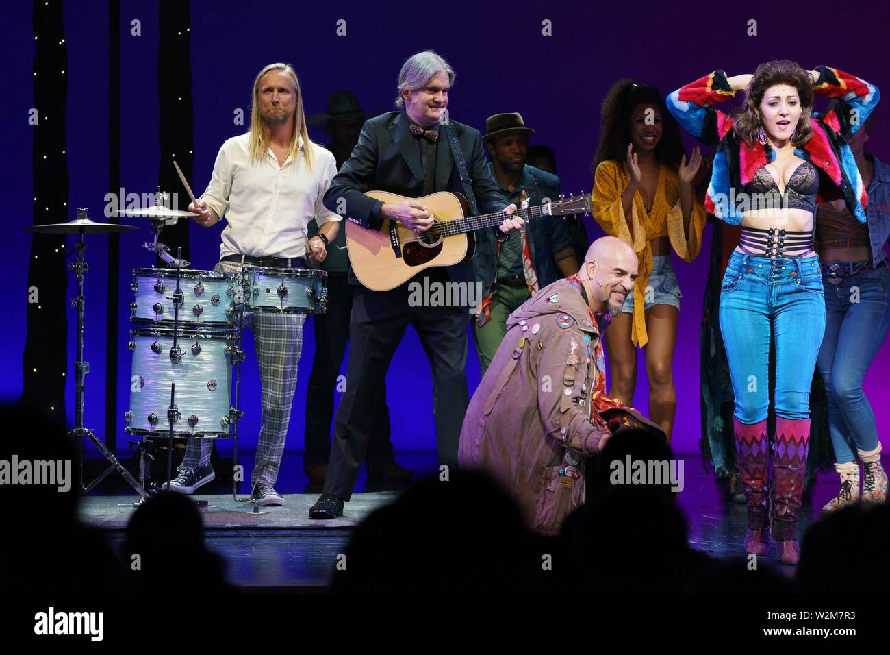 New York, NY, USA. 9. Juli 2019. Alex Orbison, Wesley Orbison auf der Bühne für Roy Orbison's Söhne Führen die OH, Pretty Woman am Broadway für eine Nacht nur mit hübschen Frau: Die musikalische Besetzung, Nederlander Theatre, New York, NY Juli 9, 2019. Credit: Jason Smith/Everett Collection/Alamy leben Nachrichten Stockfoto