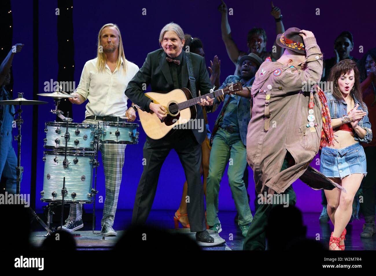 New York, NY, USA. 9. Juli 2019. Alex Orbison, Wesley Orbison auf der Bühne für Roy Orbison's Söhne Führen die OH, Pretty Woman am Broadway für eine Nacht nur mit hübschen Frau: Die musikalische Besetzung, Nederlander Theatre, New York, NY Juli 9, 2019. Credit: Jason Smith/Everett Collection/Alamy leben Nachrichten Stockfoto