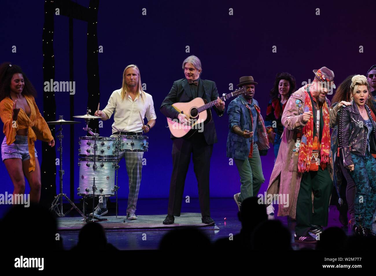 New York, NY, USA. 9. Juli 2019. Alex Orbison, Wesley Orbison auf der Bühne für Roy Orbison's Söhne Führen die OH, Pretty Woman am Broadway für eine Nacht nur mit hübschen Frau: Die musikalische Besetzung, Nederlander Theatre, New York, NY Juli 9, 2019. Credit: Jason Smith/Everett Collection/Alamy leben Nachrichten Stockfoto