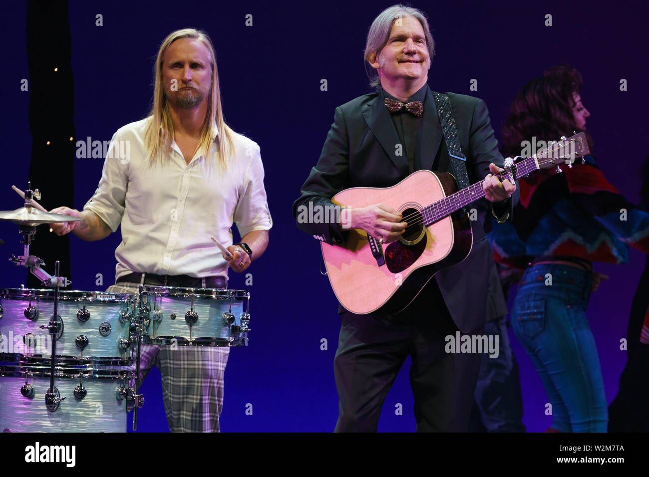 New York, NY, USA. 9. Juli 2019. Alex Orbison, Wesley Orbison auf der Bühne für Roy Orbison's Söhne Führen die OH, Pretty Woman am Broadway für eine Nacht nur mit hübschen Frau: Die musikalische Besetzung, Nederlander Theatre, New York, NY Juli 9, 2019. Credit: Jason Smith/Everett Collection/Alamy leben Nachrichten Stockfoto