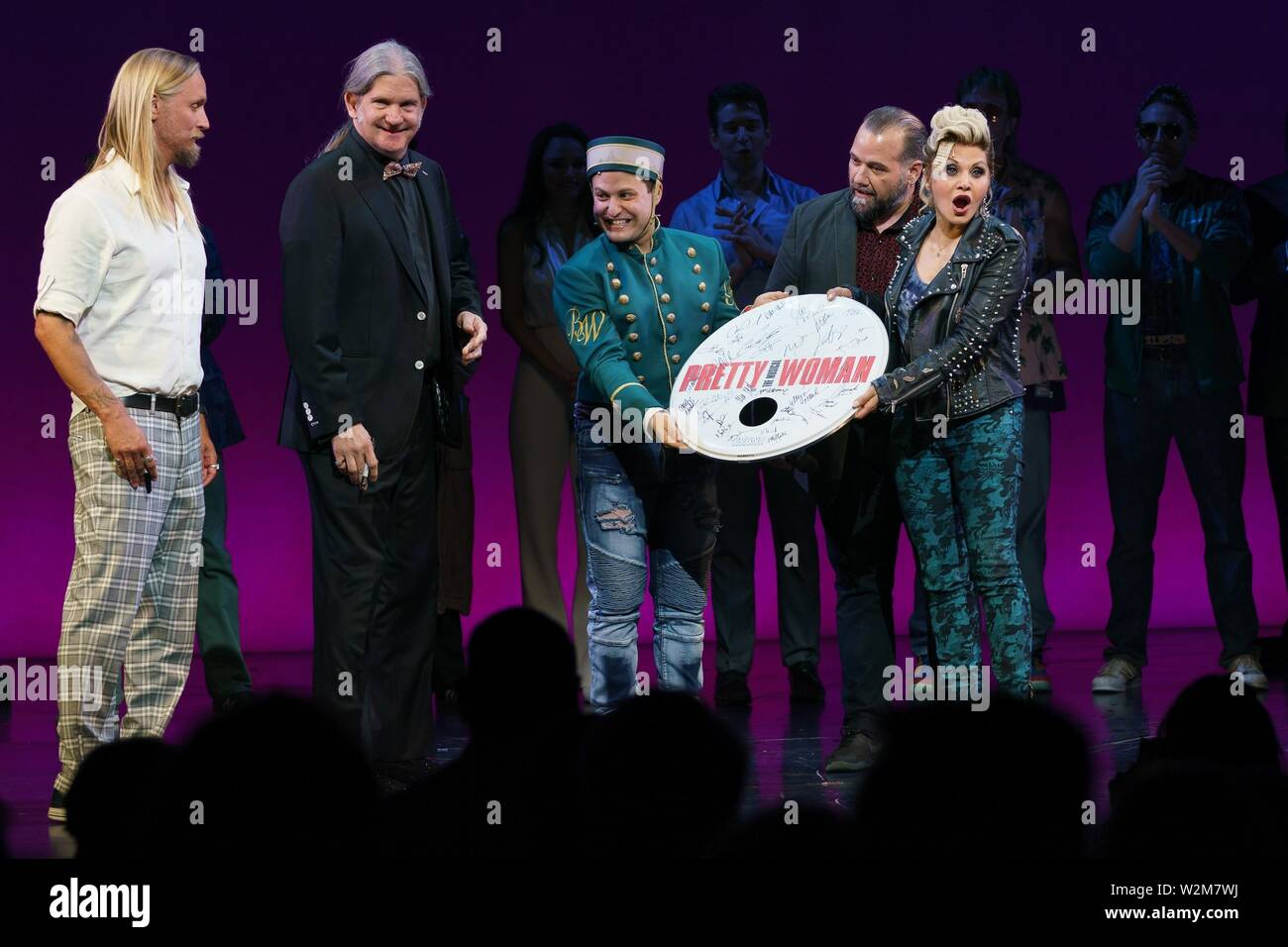 New York, NY, USA. 9. Juli 2019. Alex Orbison, Wesley Orbison, Sam Seferian, John Pasquale, Orfeh auf der Bühne für Roy Orbison's Söhne Führen die OH, Pretty Woman am Broadway für eine Nacht nur mit hübschen Frau: Die musikalische Besetzung, Nederlander Theatre, New York, NY Juli 9, 2019. Credit: Jason Smith/Everett Collection/Alamy leben Nachrichten Stockfoto