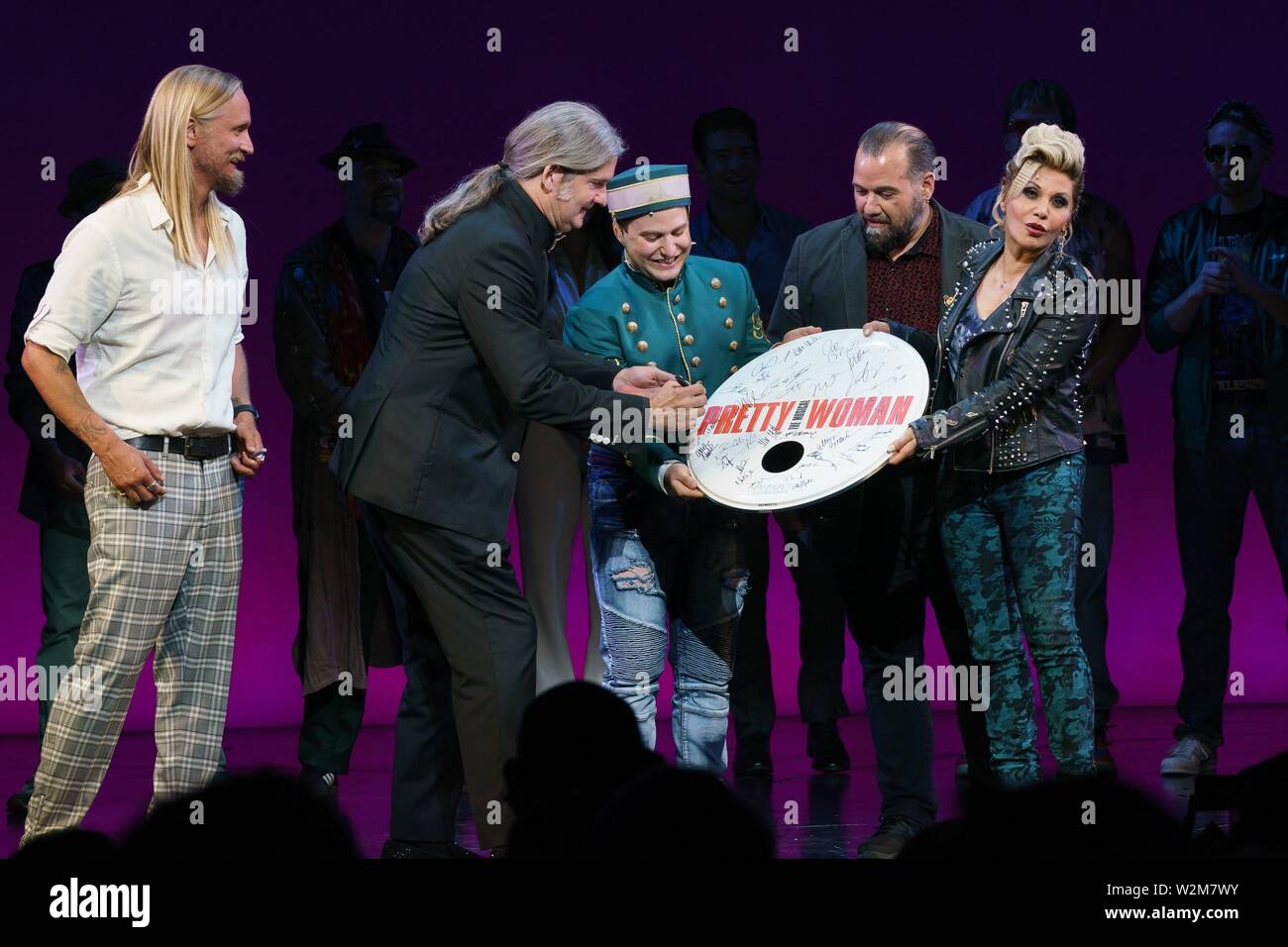 New York, NY, USA. 9. Juli 2019. Alex Orbison, Wesley Orbison, Sam Seferian, John Pasquale, Orfeh auf der Bühne für Roy Orbison's Söhne Führen die OH, Pretty Woman am Broadway für eine Nacht nur mit hübschen Frau: Die musikalische Besetzung, Nederlander Theatre, New York, NY Juli 9, 2019. Credit: Jason Smith/Everett Collection/Alamy leben Nachrichten Stockfoto