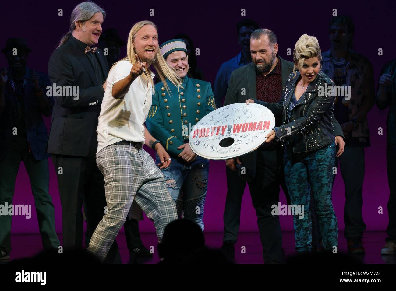 New York, NY, USA. 9. Juli 2019. Wesley Orbison, Alex Orbison, Sam Seferian, John Pasquale, Orfeh auf der Bühne für Roy Orbison's Söhne Führen die OH, Pretty Woman am Broadway für eine Nacht nur mit hübschen Frau: Die musikalische Besetzung, Nederlander Theatre, New York, NY Juli 9, 2019. Credit: Jason Smith/Everett Collection/Alamy leben Nachrichten Stockfoto