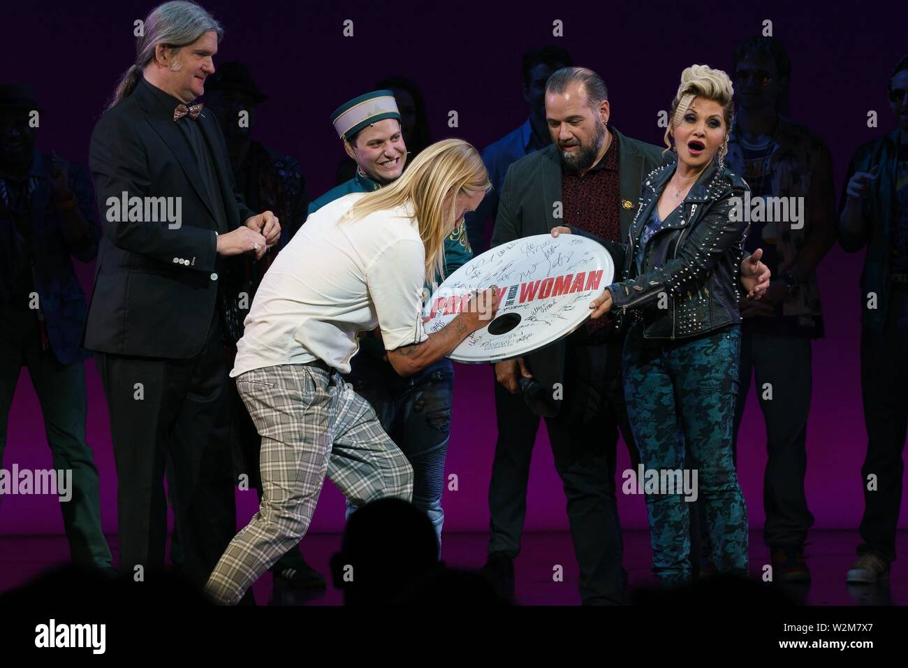 New York, NY, USA. 9. Juli 2019. Wesley Orbison, Alex Orbison, Sam Seferian, John Pasquale, Orfeh auf der Bühne für Roy Orbison's Söhne Führen die OH, Pretty Woman am Broadway für eine Nacht nur mit hübschen Frau: Die musikalische Besetzung, Nederlander Theatre, New York, NY Juli 9, 2019. Credit: Jason Smith/Everett Collection/Alamy leben Nachrichten Stockfoto