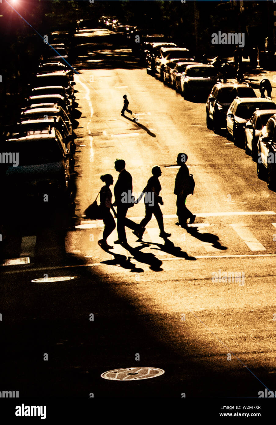 Menschen überqueren die Straße in Brooklyn Heights Stockfoto