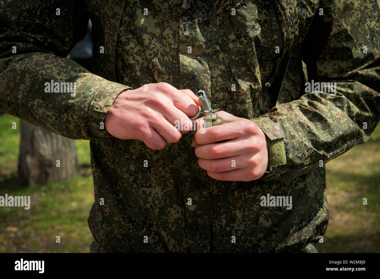 Militärische Handgranate werfen, ziehen. Self-Explosion. Hände der Soldat den Stift Stockfoto