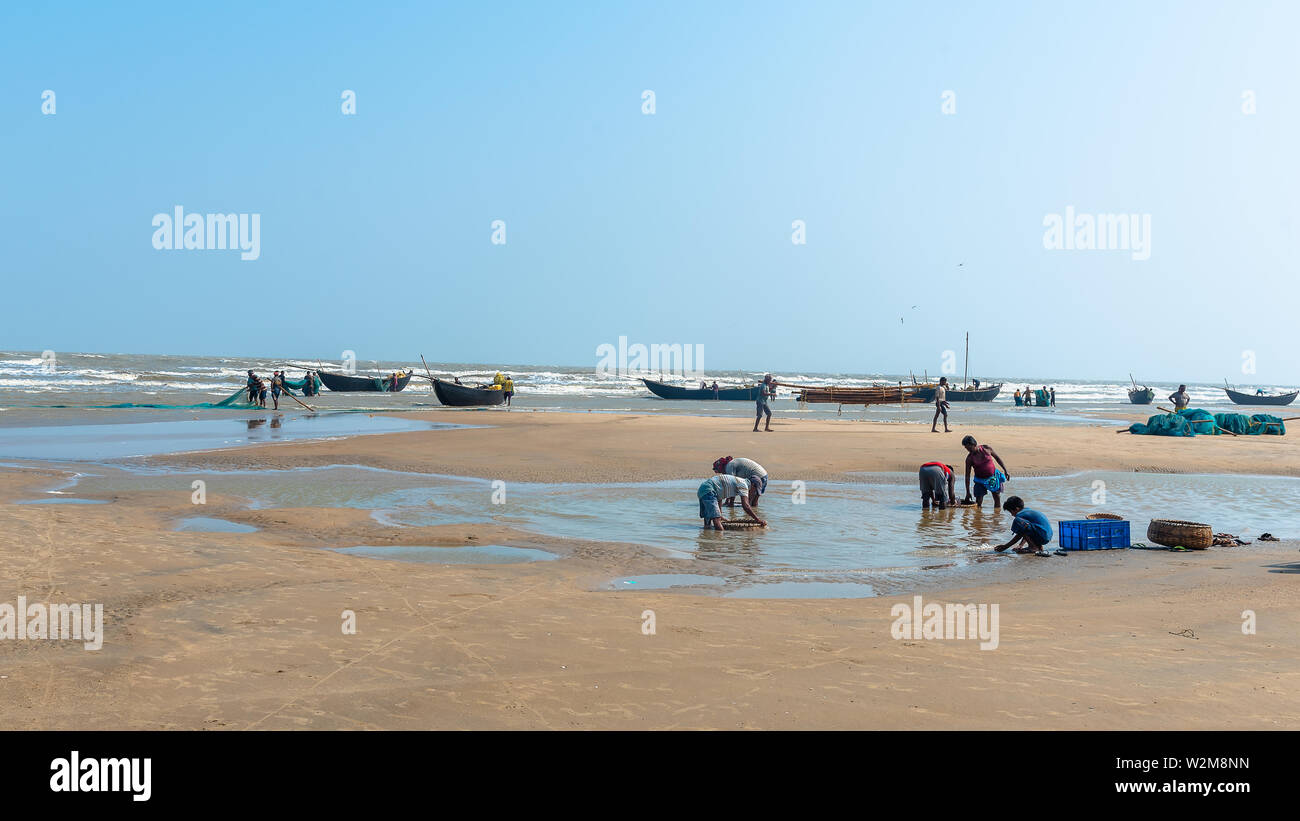 Digha, West Bengal, Indien.-Mai 30,2019. Fischer zurück nach dem Fang kleiner Fische und verkaufen sie an die Großhändler in den lokalen Markt. Stockfoto
