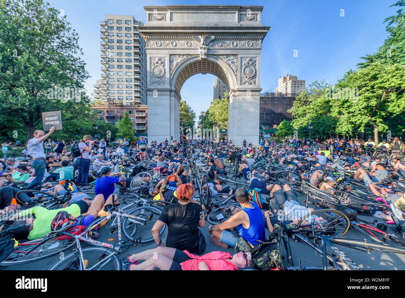 New York, USA. Juli 9, 2019, New York City, New York, USA: Hunderte von New Yorker, die NEW YORK CITY bike Fahrrad Familie, eine Koalition von über 15 Bicycle advocacy groups in einem Masse sterben in den Washington Square Park, eine gewaltfreie, friedliche Gedenkfeier die Tötung der Radfahrer zu protestieren. Credit: Erik McGregor/ZUMA Draht/Alamy leben Nachrichten Stockfoto