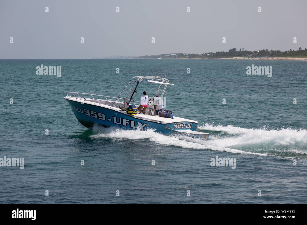 Ein Boynton Beach Parasailing boot Köpfe auf dem offenen Wasser des Atlantischen Ozeans aus Südflorida. Stockfoto