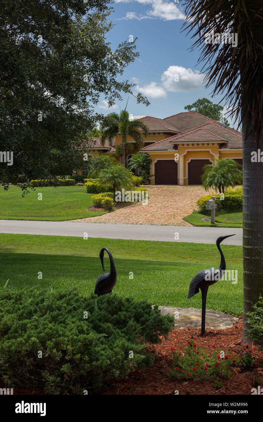 Einen schönen, gepflegten Haus in der Kopfsteingepflasterten Zusatz von Palm City, Florida, USA. Stockfoto