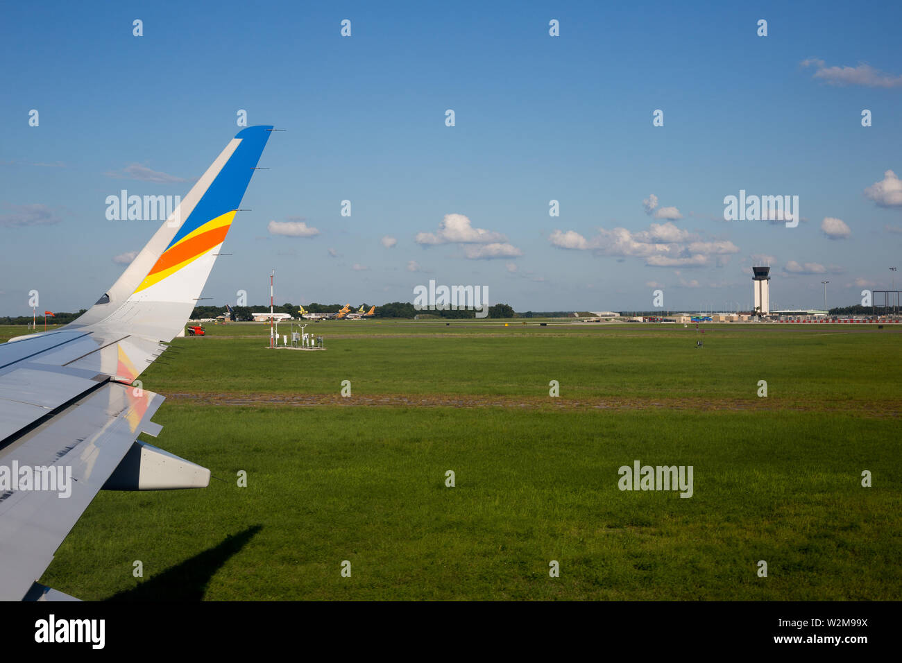 Das Fenster Ansicht aus einer Allegiant Air jetliner für Abflug vom Orlando Sanford International Airport in Sanford, Florida, USA das Rollen. Stockfoto