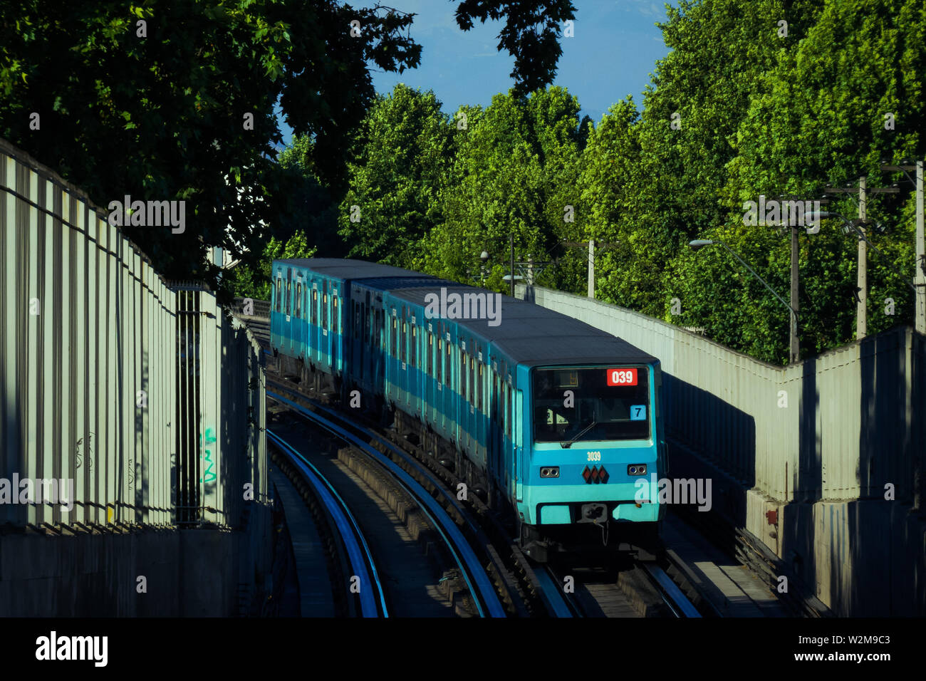 SANTIAGO, CHILE - Dezember 2014: Ein Santiago u NS 74 Zug aus dem Tunnel herausfahren der Linie 5 Stockfoto