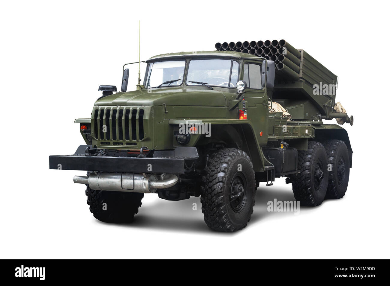 Sowjetische mehrere Raketenwerfer BM-21 Grad 122 mm auf dem Fahrgestell des Lkw Ural-375 D. montiert Auf weissem Hintergrund. Stockfoto