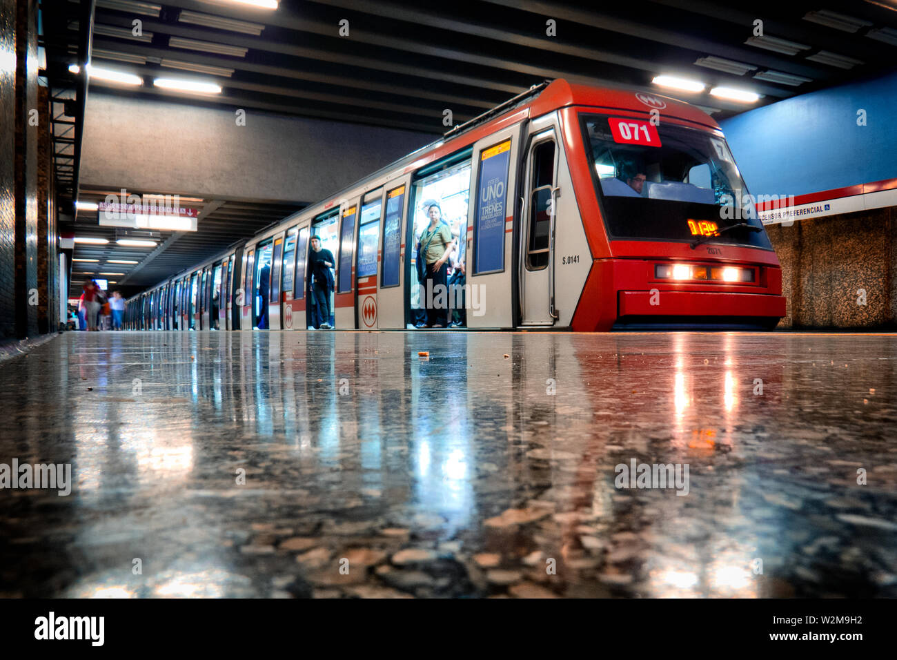 SANTIAGO, CHILE - Dezember 2014: Ein Metro de Santiago NS 93 Zug bei Salvador Station der Linie 1. Stockfoto