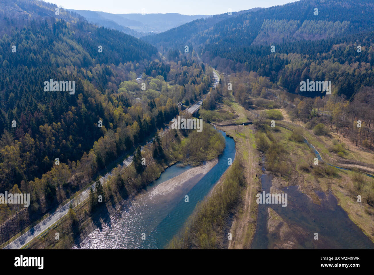 Luftbild der Einlass der ein Damm mit der flachwasserzone, Drone Stockfoto