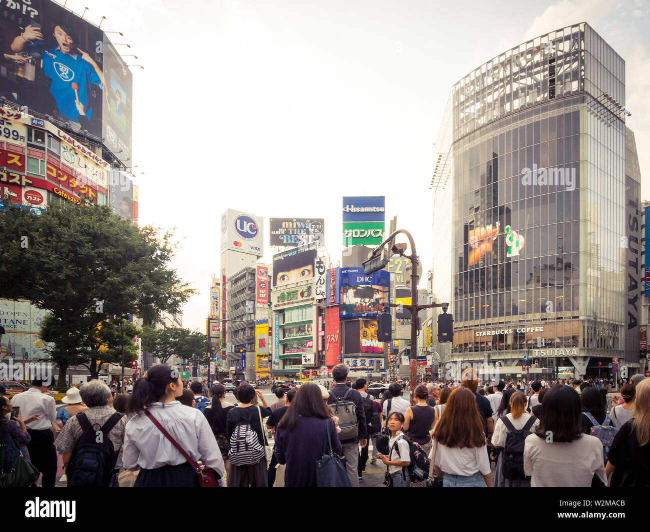 Der geschäftigen Shibuya scramble Crossing (Shibuya Crossing), angeblich, der belebtesten Zebrastreifen in der Welt zu sein. Shibuya, Tokio, Japan. Stockfoto