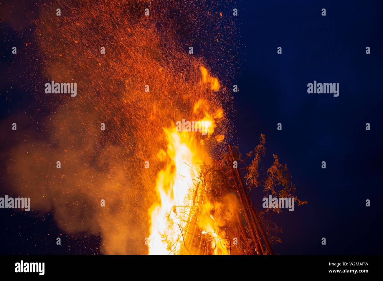 Mittsommer Licht, Feuer der St John's Eve, Funkenflug, Gelting, Oberbayern, Bayern, Deutschland Stockfoto